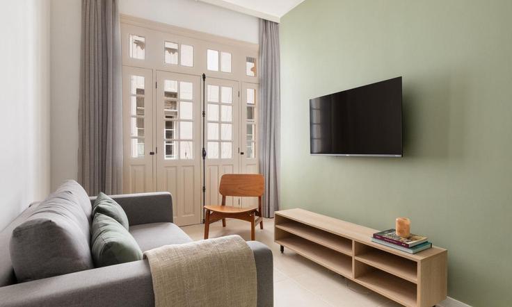 Sala de estar elegantemente projetada com móveis modernos em um apartamento no Building Praça Floriano - tabas - 1366827 em Centro, Rio de Janeiro