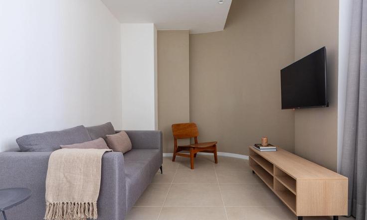 Sala de estar elegantemente projetada com móveis modernos em um apartamento no Building Praça Floriano - tabas - 1366880 em Centro, Rio de Janeiro