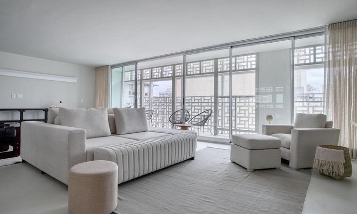 Elegantly designed living room with modern furnishings in an apartment at Building Rua Araújo - tabas - 408026 - SAO in República, São Paulo