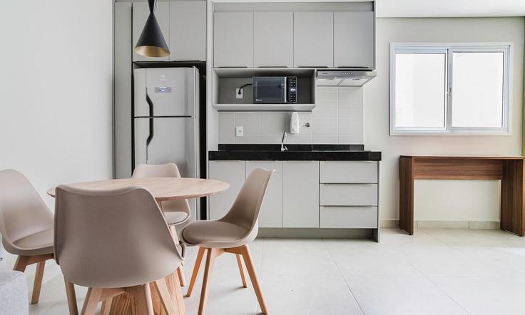 Esstisch mit stilvollen Stühlen in einer Wohnung im Building Rua Aurora - tabas - 1047632 - SAO in República, São Paulo