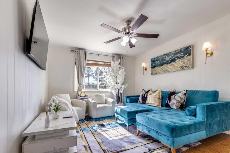 Sala de estar elegantemente projetada com móveis modernos em um apartamento no Building Mitchell Street - tamoncapitalgroup - 1382456 em Nacogdoches, Nacogdoches
