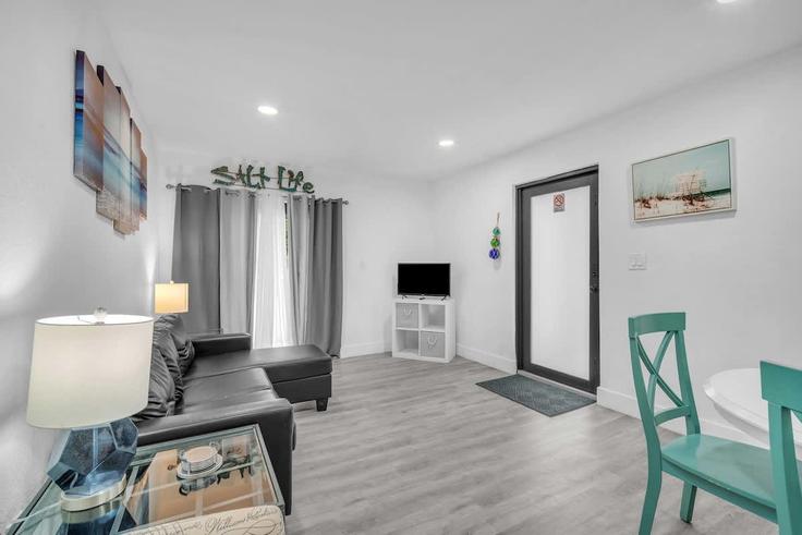 Elegant gestaltetes Wohnzimmer mit moderner Einrichtung in einer Wohnung im Building Southwest 2nd Street - tangymanagement - 1574014 in Miami, Miami