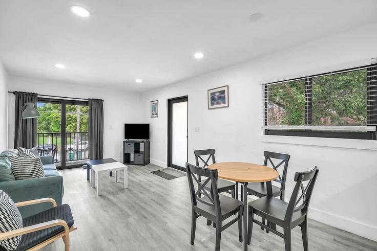 Elegant gestaltetes Wohnzimmer mit moderner Einrichtung in einer Wohnung im Building Southwest 2nd Street - tangymanagement - 1574013 in Miami, Miami