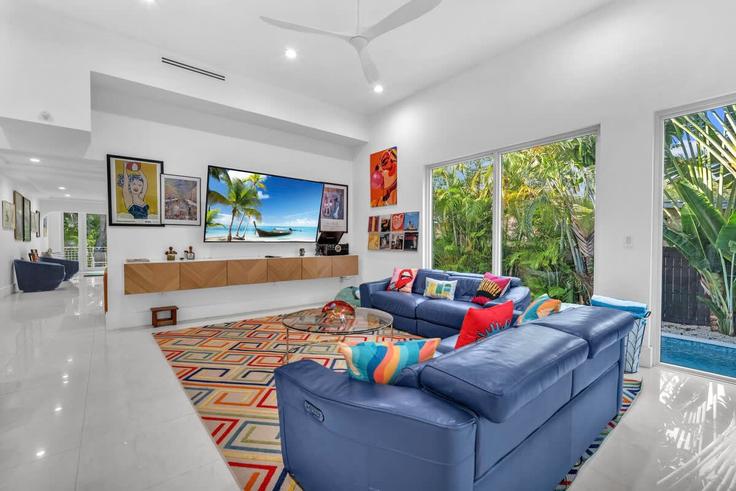 Salle de séjour élégante avec mobilier moderne dans un appartement à Building South Bayshore Drive - tangymanagement - 1583719 à Miami, Miami Salle de séjour élégante avec mobilier moderne dans un appartement à Building South Bayshore Drive - tangymanagement - 1583719 à Miami, Miami