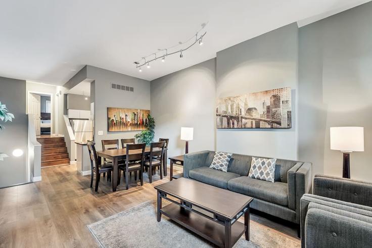 Sala de estar elegantemente projetada com móveis modernos em um apartamento no Building Barton Street - tbfsinvestments - 1031858 em St. Louis, St. Louis