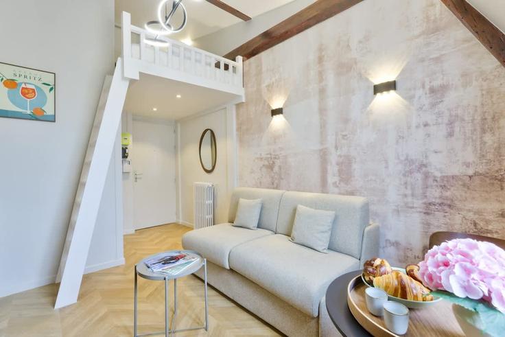 Elegant gestaltetes Wohnzimmer mit moderner Einrichtung in einer Wohnung im Building Rue de Courcelles - tc-services - 1321821 in 8th arrondissement, Paris