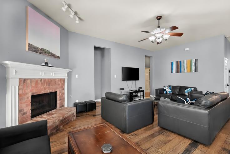 Elegantly designed living room with modern furnishings in an apartment at Building Fairfax Drive - teixeira-property-management-llc-side-cribz-llc - 1301578 - DFW in Mansfield, Mansfield