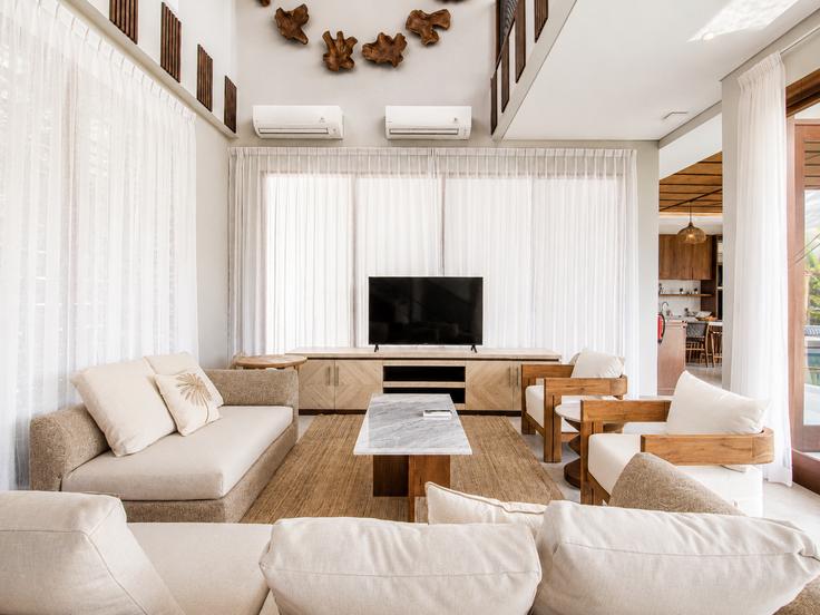 Sala de estar elegantemente projetada com móveis modernos em um apartamento no Building Jalan Pantai Batu Mejan - tertata-jelas-mgmt - 1366528 em Mengwi, Badung Regency