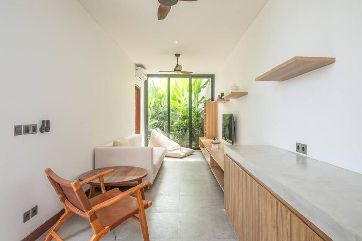 Sala de estar elegantemente projetada com móveis modernos em um apartamento no Building Jalan Raya Nusa Dua Selatan - tertata-jelas-mgmt - 1366543 em South Kuta, Badung Regency Sala de estar elegantemente projetada com móveis modernos em um apartamento no Building Jalan Raya Nusa Dua Selatan - tertata-jelas-mgmt - 1366543 em South Kuta, Badung Regency