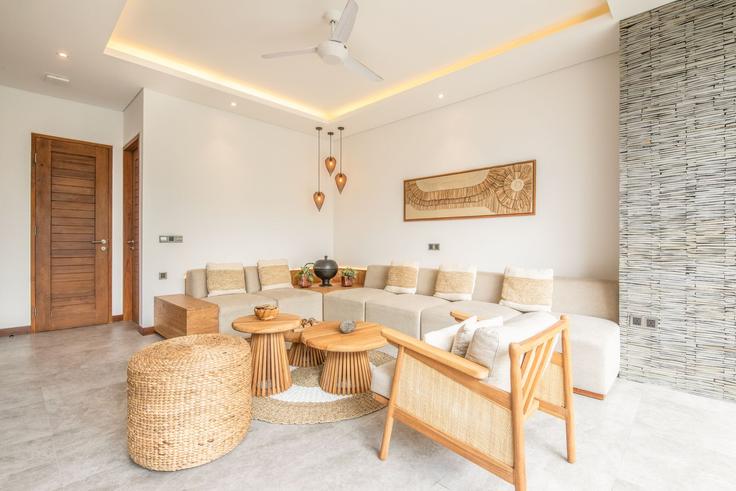 Elegant gestaltetes Wohnzimmer mit moderner Einrichtung in einer Wohnung im Building Gang Mango - tertata-jelas-mgmt - 1366581 in Kuta Utara, Kuta Utara Elegant gestaltetes Wohnzimmer mit moderner Einrichtung in einer Wohnung im Building Gang Mango - tertata-jelas-mgmt - 1366581 in Kuta Utara, Kuta Utara