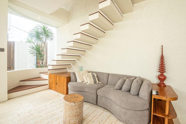 Kuta Utara, Badung Regency에 위치한 Building Jalan Raya Kayutulang - tertata-jelas-mgmt - 1366580 유닛의 세련된 인테리어가 돋보이는 거실 Kuta Utara, Badung Regency에 위치한 Building Jalan Raya Kayutulang - tertata-jelas-mgmt - 1366580 유닛의 세련된 인테리어가 돋보이는 거실