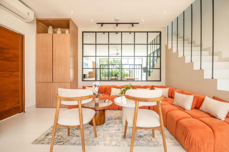 Sala de estar elegantemente projetada com móveis modernos em um apartamento no Building Jalan Subak Sari - tertata-jelas-mgmt - 1366531 em Kuta Utara, Badung Regency Sala de estar elegantemente projetada com móveis modernos em um apartamento no Building Jalan Subak Sari - tertata-jelas-mgmt - 1366531 em Kuta Utara, Badung Regency
