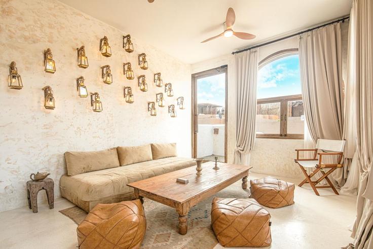 Sala de estar elegantemente projetada com móveis modernos em um apartamento no Building Jalan Pura Kulat - tertata-jelas-mgmt - 1580107 em South Kuta, Badung Regency Sala de estar elegantemente projetada com móveis modernos em um apartamento no Building Jalan Pura Kulat - tertata-jelas-mgmt - 1580107 em South Kuta, Badung Regency