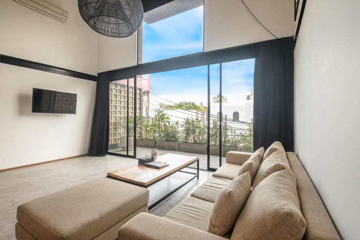 Mengwi, Badung Regency에 위치한 Building Jalan Babadan - tertata-jelas-mgmt - 1366521 유닛의 세련된 인테리어가 돋보이는 거실 Mengwi, Badung Regency에 위치한 Building Jalan Babadan - tertata-jelas-mgmt - 1366521 유닛의 세련된 인테리어가 돋보이는 거실