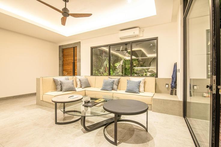 Badung Regency Kuta UtaraのBuilding Gang Rama - tertata-jelas-mgmt - 1366516のアパートメントにある、モダンな家具を備えたエレガントなデザインのリビングルーム Badung Regency Kuta UtaraのBuilding Gang Rama - tertata-jelas-mgmt - 1366516のアパートメントにある、モダンな家具を備えたエレガントなデザインのリビングルーム