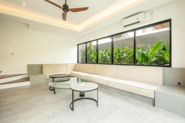 Sala de estar elegantemente projetada com móveis modernos em um apartamento no Building Gang Rama - tertata-jelas-mgmt - 1366555 em Kuta Utara, Badung Regency Sala de estar elegantemente projetada com móveis modernos em um apartamento no Building Gang Rama - tertata-jelas-mgmt - 1366555 em Kuta Utara, Badung Regency