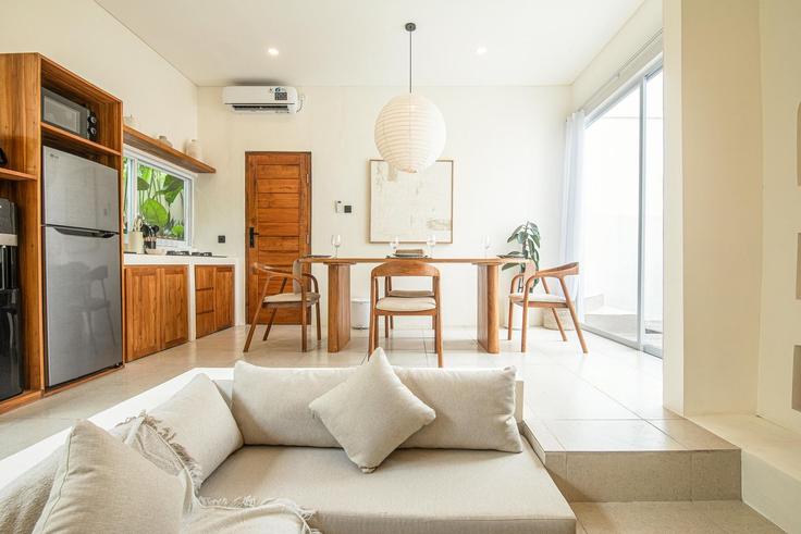 Sala de estar elegantemente projetada com móveis modernos em um apartamento no Building Jalan Raya Uluwatu Pecatu - tertata-jelas-mgmt - 1366563 em South Kuta, Badung Regency Sala de estar elegantemente projetada com móveis modernos em um apartamento no Building Jalan Raya Uluwatu Pecatu - tertata-jelas-mgmt - 1366563 em South Kuta, Badung Regency