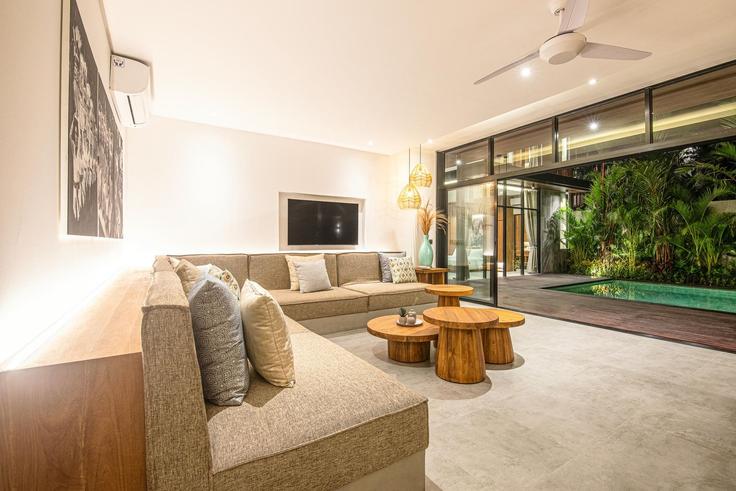 Badung Regency Kuta UtaraのBuilding Jalan Batu Belig - tertata-jelas-mgmt - 1366552のアパートメントにある、モダンな家具を備えたエレガントなデザインのリビングルーム Badung Regency Kuta UtaraのBuilding Jalan Batu Belig - tertata-jelas-mgmt - 1366552のアパートメントにある、モダンな家具を備えたエレガントなデザインのリビングルーム