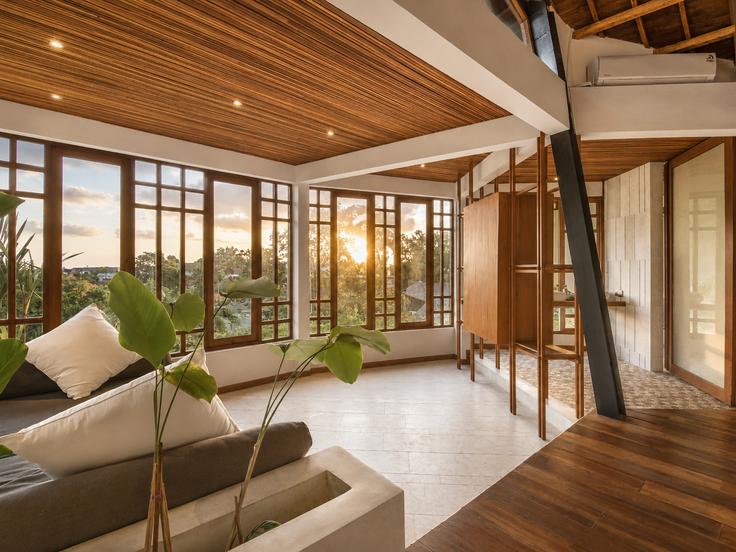 Elegante sala de estar con mobiliario moderno en un apartamento en Building Jalan Munduk Kedungu - tertata-jelas-mgmt - 1366571 en Mengwi, Badung Regency Elegante sala de estar con mobiliario moderno en un apartamento en Building Jalan Munduk Kedungu - tertata-jelas-mgmt - 1366571 en Mengwi, Badung Regency