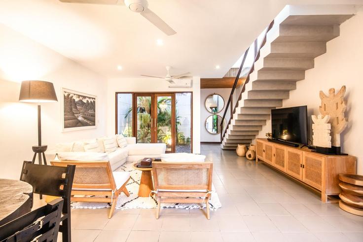 Elegante sala de estar con mobiliario moderno en un apartamento en Building Gang Kupu kupu - tertata-jelas-mgmt - 1366533 en Kuta Utara, Badung Regency Elegante sala de estar con mobiliario moderno en un apartamento en Building Gang Kupu kupu - tertata-jelas-mgmt - 1366533 en Kuta Utara, Badung Regency