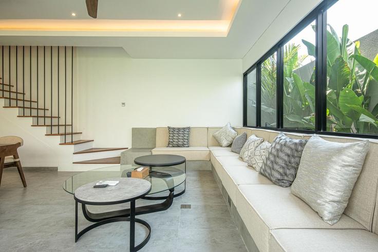 Sala de estar elegantemente projetada com móveis modernos em um apartamento no Building Jalan Pantai Berawa - tertata-jelas-mgmt - 1366512 em Kuta Utara, Badung Regency Sala de estar elegantemente projetada com móveis modernos em um apartamento no Building Jalan Pantai Berawa - tertata-jelas-mgmt - 1366512 em Kuta Utara, Badung Regency