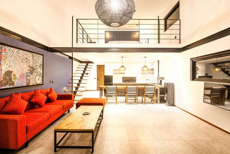 Mengwi, Badung Regency에 위치한 Building Jalan Babadan - tertata-jelas-mgmt - 1366568 유닛의 세련된 인테리어가 돋보이는 거실 Mengwi, Badung Regency에 위치한 Building Jalan Babadan - tertata-jelas-mgmt - 1366568 유닛의 세련된 인테리어가 돋보이는 거실