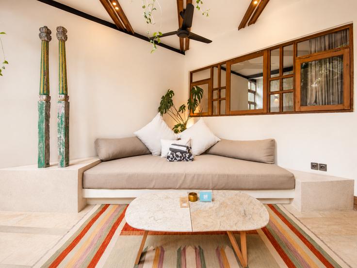 Elegante sala de estar con mobiliario moderno en un apartamento en Building Jalan Munduk Kedungu - tertata-jelas-mgmt - 1366500 en Mengwi, Badung Regency Elegante sala de estar con mobiliario moderno en un apartamento en Building Jalan Munduk Kedungu - tertata-jelas-mgmt - 1366500 en Mengwi, Badung Regency