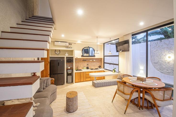 Elegante sala de estar con mobiliario moderno en un apartamento en Building Jalan Raya Kayutulang - tertata-jelas-mgmt - 1366580 en Kuta Utara, Badung Regency Elegante sala de estar con mobiliario moderno en un apartamento en Building Jalan Raya Kayutulang - tertata-jelas-mgmt - 1366580 en Kuta Utara, Badung Regency