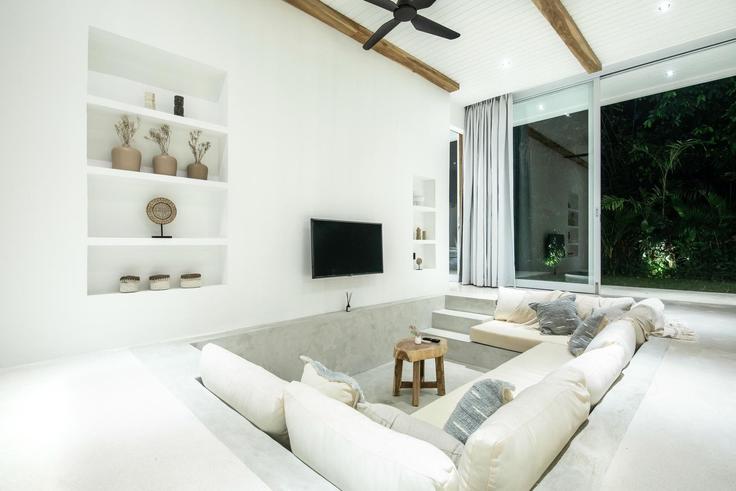 Sala de estar elegantemente projetada com móveis modernos em um apartamento no Building Jalan Pantai Cemongkak - tertata-jelas-mgmt - 1366601 em South Kuta, Badung Regency Sala de estar elegantemente projetada com móveis modernos em um apartamento no Building Jalan Pantai Cemongkak - tertata-jelas-mgmt - 1366601 em South Kuta, Badung Regency