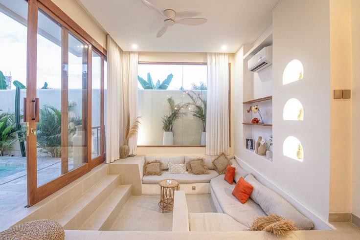 Elegante sala de estar con mobiliario moderno en un apartamento en Building Jalan Raya Tumbakbayuh - tertata-jelas-mgmt - 1366588 en Mengwi, Badung Regency