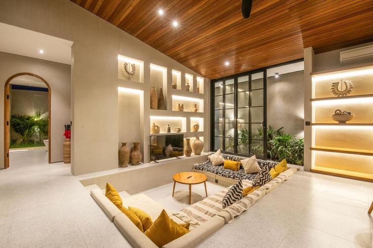Elegant gestaltetes Wohnzimmer mit moderner Einrichtung in einer Wohnung im Building Jalan Pantai Cemongkak - tertata-jelas-mgmt - 1366547 in South Kuta, Badung Regency