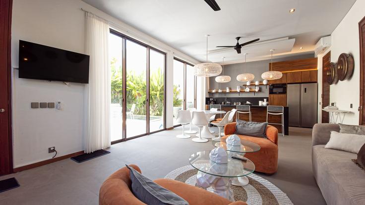 Elegant gestaltetes Wohnzimmer mit moderner Einrichtung in einer Wohnung im Building Jalan Umalas II - tertata-jelas-mgmt - 1366595 in Kuta Utara, Badung Regency Elegant gestaltetes Wohnzimmer mit moderner Einrichtung in einer Wohnung im Building Jalan Umalas II - tertata-jelas-mgmt - 1366595 in Kuta Utara, Badung Regency