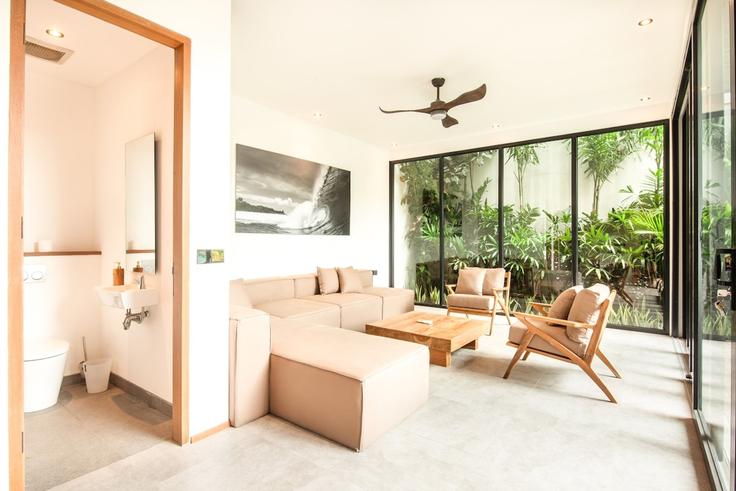 Elegante sala de estar con mobiliario moderno en un apartamento en Building Jalan Babadan - tertata-jelas-mgmt - 1366536 en Mengwi, Badung Regency Elegante sala de estar con mobiliario moderno en un apartamento en Building Jalan Babadan - tertata-jelas-mgmt - 1366536 en Mengwi, Badung Regency