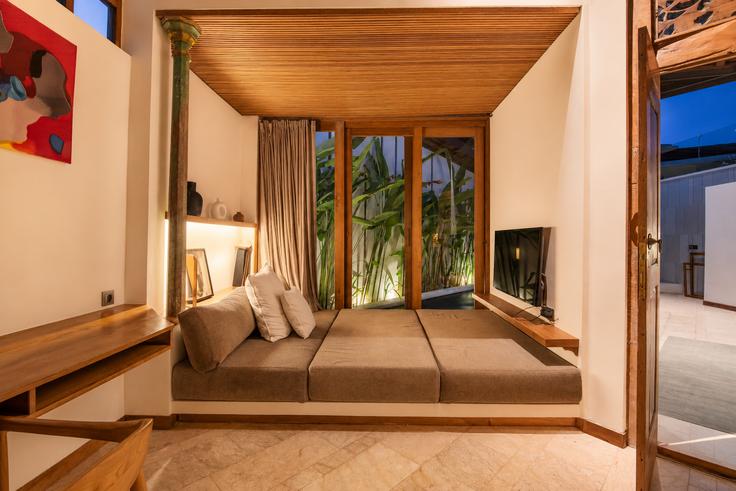 Elegant gestaltetes Wohnzimmer mit moderner Einrichtung in einer Wohnung im Building Jalan Munduk Kedungu - tertata-jelas-mgmt - 1366538 in Mengwi, Mengwi Elegant gestaltetes Wohnzimmer mit moderner Einrichtung in einer Wohnung im Building Jalan Munduk Kedungu - tertata-jelas-mgmt - 1366538 in Mengwi, Mengwi