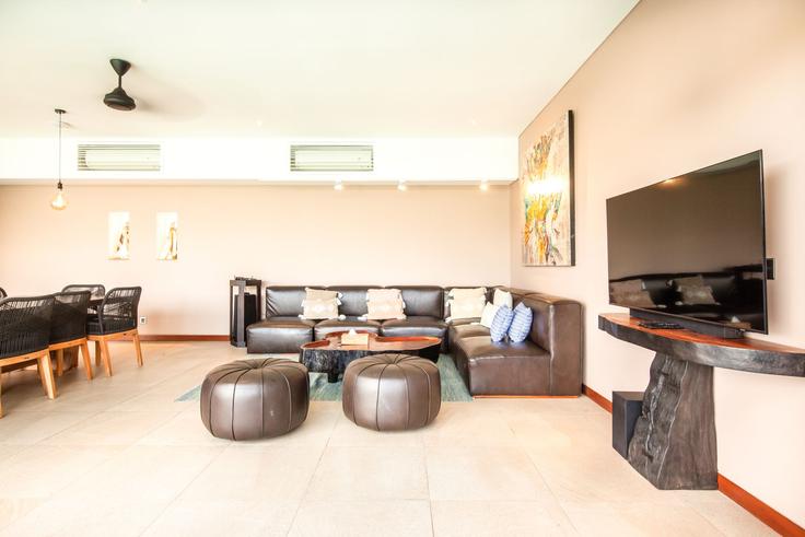 Elegant gestaltetes Wohnzimmer mit moderner Einrichtung in einer Wohnung im Building Jalan Subak Sari - tertata-jelas-mgmt - 1366594 in Kuta Utara, Badung Regency Elegant gestaltetes Wohnzimmer mit moderner Einrichtung in einer Wohnung im Building Jalan Subak Sari - tertata-jelas-mgmt - 1366594 in Kuta Utara, Badung Regency