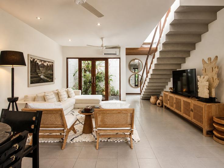 Elegante sala de estar con mobiliario moderno en un apartamento en Building Gang Kupu kupu - tertata-jelas-mgmt - 1366584 en Kuta Utara, Badung Regency Elegante sala de estar con mobiliario moderno en un apartamento en Building Gang Kupu kupu - tertata-jelas-mgmt - 1366584 en Kuta Utara, Badung Regency