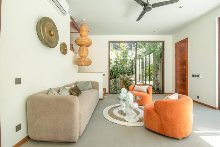 Salle de séjour élégante avec mobilier moderne dans un appartement à Building Jalan Umalas II - tertata-jelas-mgmt - 1366595 à Kuta Utara, Badung Regency Salle de séjour élégante avec mobilier moderne dans un appartement à Building Jalan Umalas II - tertata-jelas-mgmt - 1366595 à Kuta Utara, Badung Regency