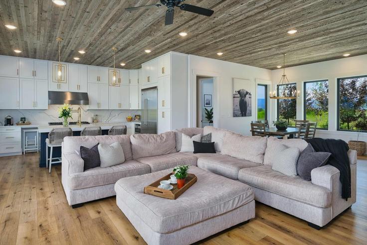 Sala de estar elegantemente projetada com móveis modernos em um apartamento no Building Heads Up Road - teton-homestead - 1365725 em Tetonia, Tetonia Sala de estar elegantemente projetada com móveis modernos em um apartamento no Building Heads Up Road - teton-homestead - 1365725 em Tetonia, Tetonia