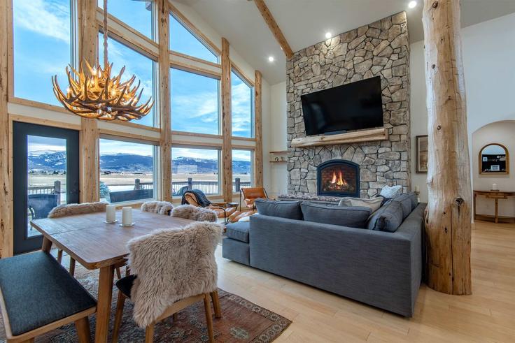 Elegante sala de estar con mobiliario moderno en un apartamento en Building Roxanne Street - teton-homestead - 1370193 en Tetonia, Tetonia Elegante sala de estar con mobiliario moderno en un apartamento en Building Roxanne Street - teton-homestead - 1370193 en Tetonia, Tetonia