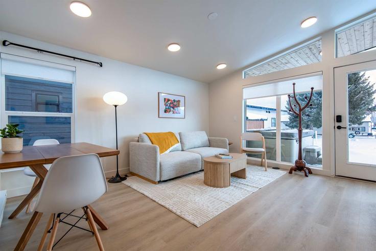 Elegante sala de estar con mobiliario moderno en un apartamento en Building 4th Street East - teton-homestead - 1399877 en Driggs, Driggs