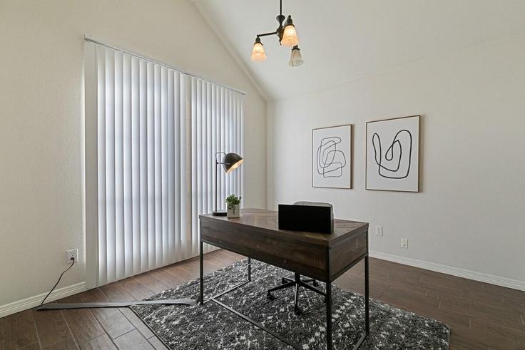 Building Midrose Trail - texascorporatehomes - 1039548 - DFW adresindeki bir dairede modern mobilyalarla zarif bir şekilde tasarlanmış oturma odası Dallas, Dallas Building Midrose Trail - texascorporatehomes - 1039548 - DFW adresindeki bir dairede modern mobilyalarla zarif bir şekilde tasarlanmış oturma odası Dallas, Dallas