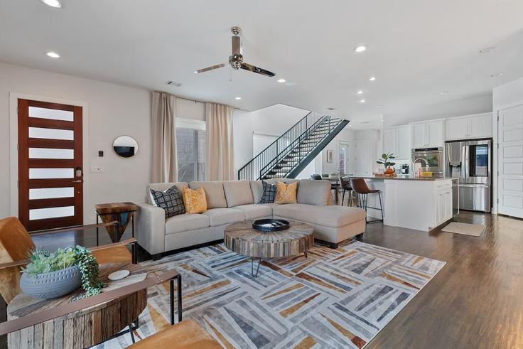 Dallas DallasのBuilding Pine Tree Court - texascorporatehomes - 1039547 - DFWのアパートメントにある、モダンな家具を備えたエレガントなデザインのリビングルーム