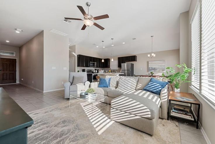 Sala de estar elegantemente projetada com móveis modernos em um apartamento no Building Bridgestone Way - texascorporatehomes - 1036278 - ATX em Buda, Buda