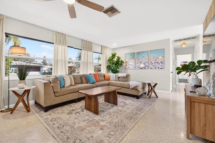 Elegant gestaltetes Wohnzimmer mit moderner Einrichtung in einer Wohnung im Building Dominica Drive - the-art-of-living-rentals - 1492124 in Seminole, Seminole