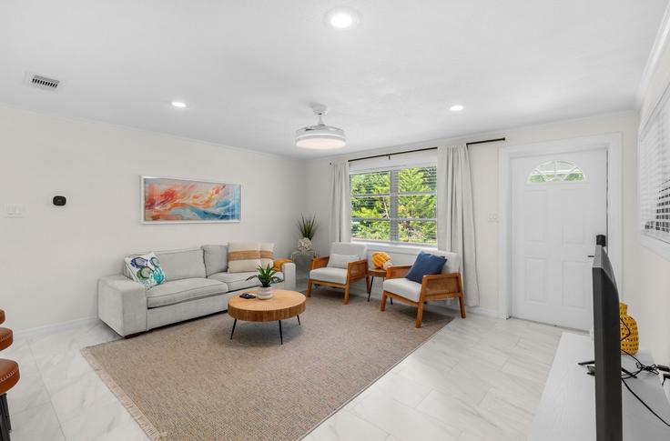 Building Companion Way - the-bay-and-key-collection - 1623633 adresindeki bir dairede modern mobilyalarla zarif bir şekilde tasarlanmış oturma odası Longboat Key, Longboat Key Building Companion Way - the-bay-and-key-collection - 1623633 adresindeki bir dairede modern mobilyalarla zarif bir şekilde tasarlanmış oturma odası Longboat Key, Longboat Key