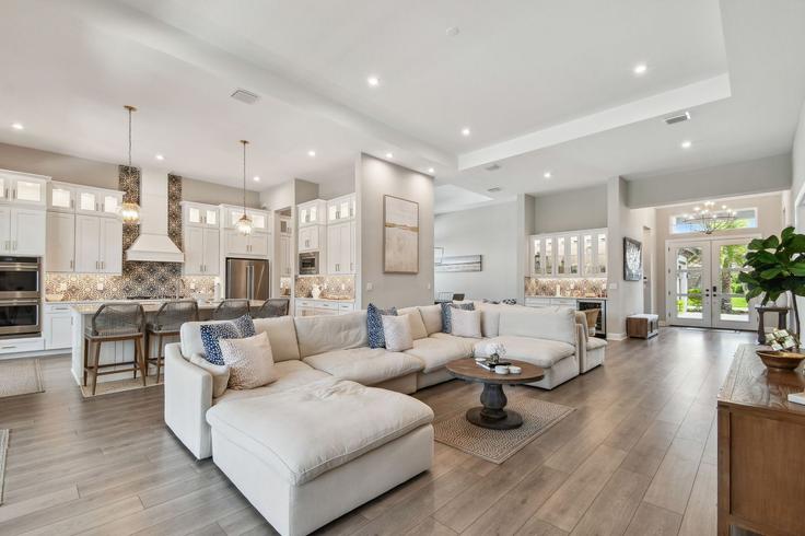 Sala de estar elegantemente projetada com móveis modernos em um apartamento no Building Greenbrook Drive - the-bay-and-key-collection - 1590864 em Palmer Ranch, Palmer Ranch