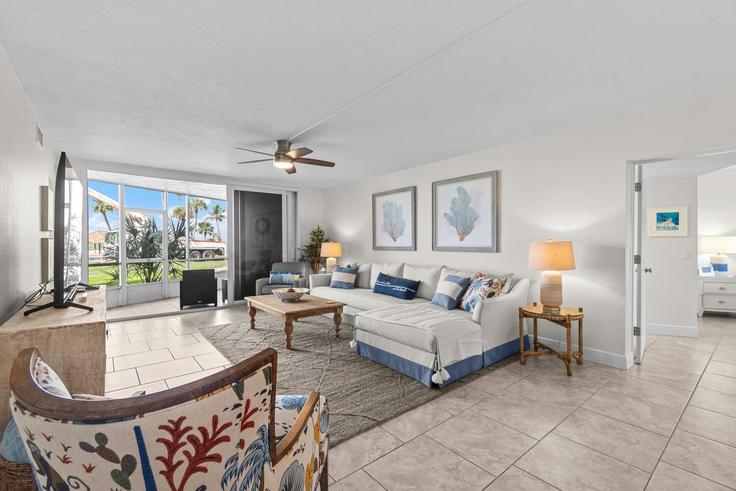 Elegant gestaltetes Wohnzimmer mit moderner Einrichtung in einer Wohnung im Building Gulf of Mexico Drive - the-bay-and-key-collection - 1648144 in Longboat Key, Longboat Key Elegant gestaltetes Wohnzimmer mit moderner Einrichtung in einer Wohnung im Building Gulf of Mexico Drive - the-bay-and-key-collection - 1648144 in Longboat Key, Longboat Key