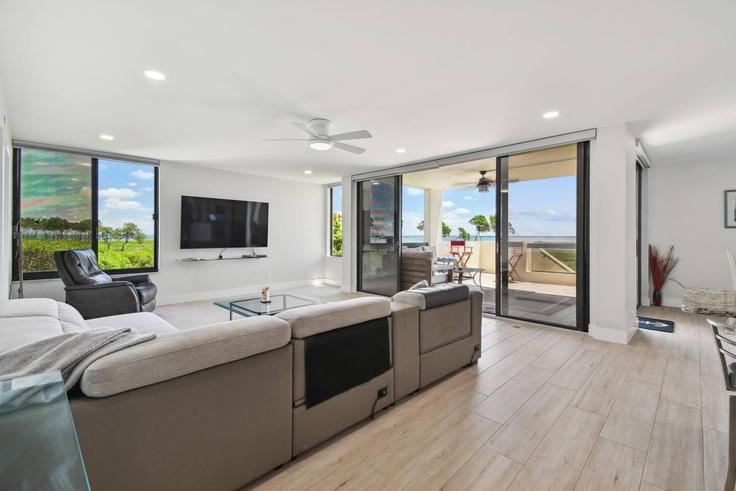 Building Harbourside Drive - the-bay-and-key-collection - 1590867 adresindeki bir dairede modern mobilyalarla zarif bir şekilde tasarlanmış oturma odası Longboat Key, Longboat Key Building Harbourside Drive - the-bay-and-key-collection - 1590867 adresindeki bir dairede modern mobilyalarla zarif bir şekilde tasarlanmış oturma odası Longboat Key, Longboat Key