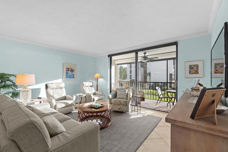 Elegant gestaltetes Wohnzimmer mit moderner Einrichtung in einer Wohnung im Building Gulf of Mexico Drive - the-bay-and-key-collection - 1665900 in Longboat Key, Longboat Key Elegant gestaltetes Wohnzimmer mit moderner Einrichtung in einer Wohnung im Building Gulf of Mexico Drive - the-bay-and-key-collection - 1665900 in Longboat Key, Longboat Key