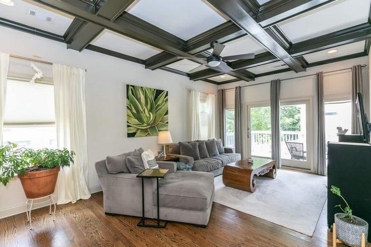 Elegant gestaltetes Wohnzimmer mit moderner Einrichtung in einer Wohnung im Building Moreland Avenue Southeast - the-beehive-atlanta-llc - 1261332 - ATL in Atlanta, Atlanta Elegant gestaltetes Wohnzimmer mit moderner Einrichtung in einer Wohnung im Building Moreland Avenue Southeast - the-beehive-atlanta-llc - 1261332 - ATL in Atlanta, Atlanta